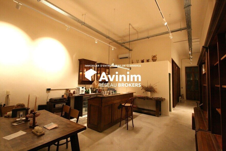 Retail in Marseille to rent - Building Photo - Image 2 of 9