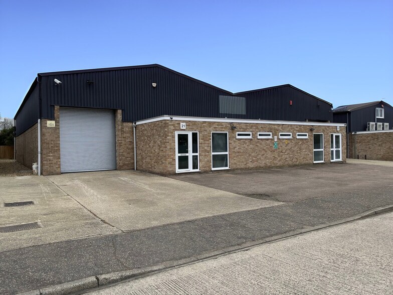 21-22 Morses Ln, Brightlingsea to rent - Building Photo - Image 2 of 3