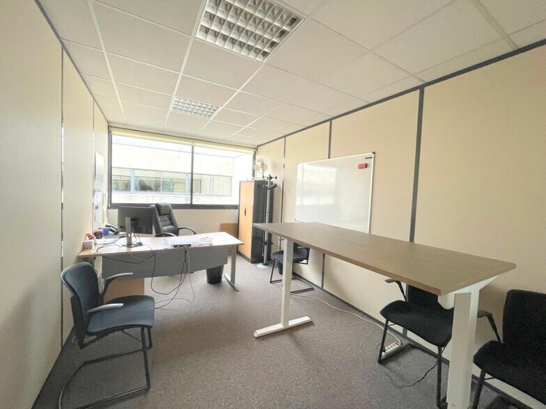 Office in Poissy to rent - Interior Photo - Image 3 of 18