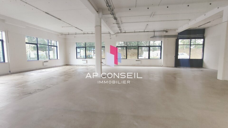 Light Industrial in Trappes to rent - Interior Photo - Image 2 of 6