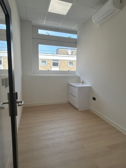 209 Old Marylebone Rd, London to rent - Interior Photo - Image 2 of 9
