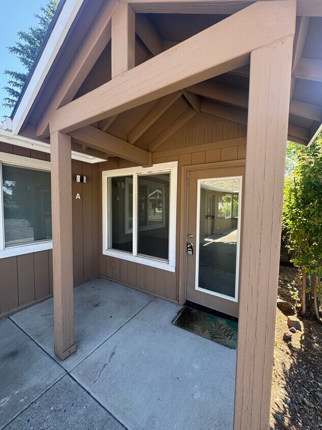 909 SE 2nd St, Bend, OR to rent Building Photo- Image 1 of 9