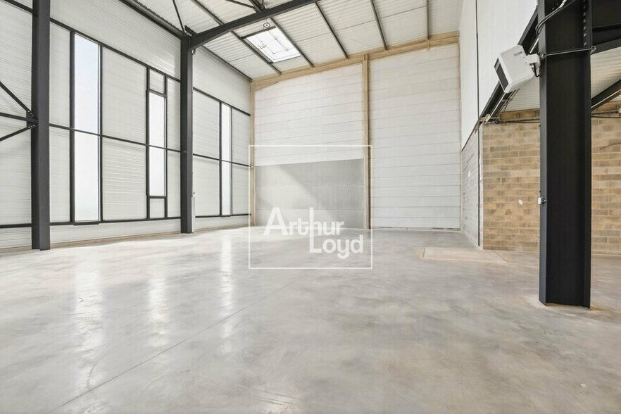 Light Industrial in Wissous to rent - Interior Photo - Image 2 of 5