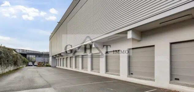 Location Entrepôt 3 627 m² - Photo 1
