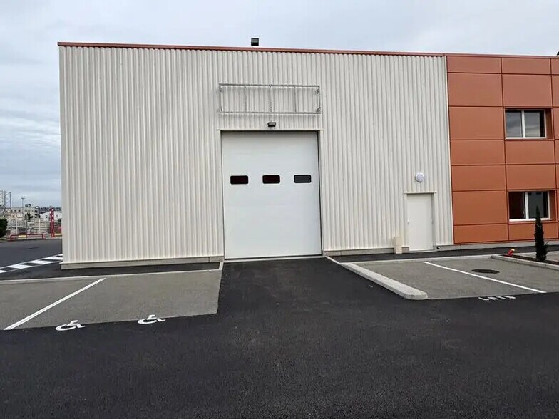 Office in Chassieu to rent - Building Photo - Image 1 of 7