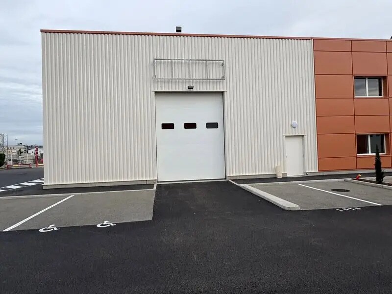 Office in Chassieu to rent Building Photo- Image 1 of 8