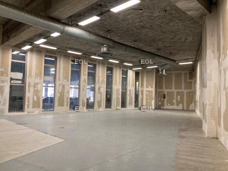 Industrial in Ivry-sur-Seine to rent - Building Photo - Image 1 of 5