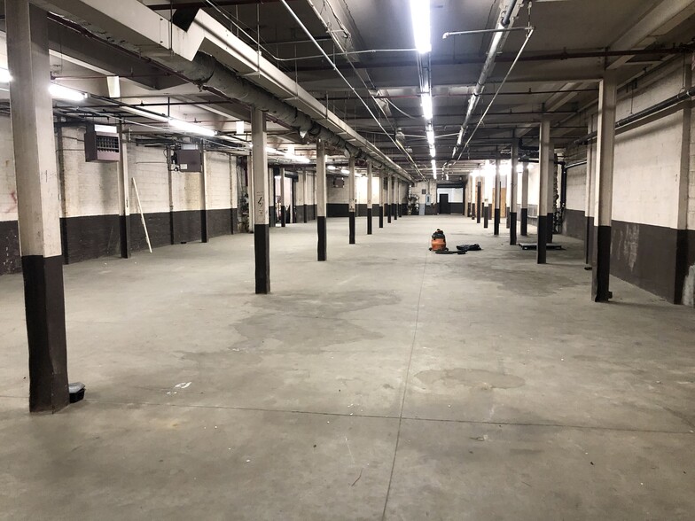 52-08 Grand Ave, Maspeth, NY to rent - Interior Photo - Image 3 of 3