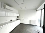 Espace intérieur lumineux avec cuisine moderne et vue sur l'extérieur.