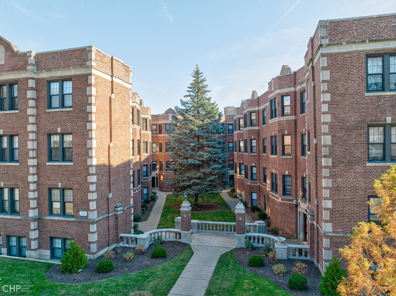 2213 Ridge Ave, Evanston, IL for sale - Primary Photo - Image 1 of 1