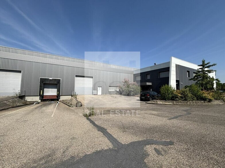 71 Impasse De La Balme, Saint-Priest to rent - Building Photo - Image 2 of 12