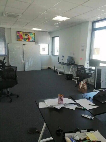 Industrial in Villeneuve-la-Garenne to rent - Building Photo - Image 3 of 31