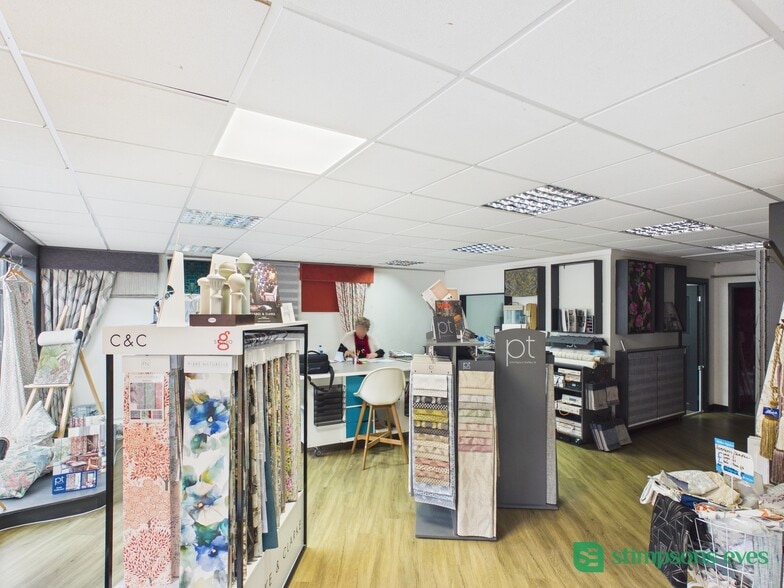 3 High St, Newport Pagnell to rent - Building Photo - Image 3 of 4