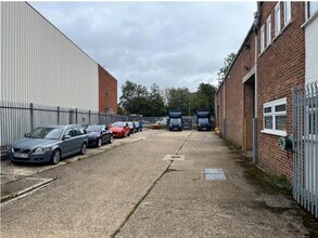 Bone Ln, Newbury to rent Building Photo- Image 2 of 2