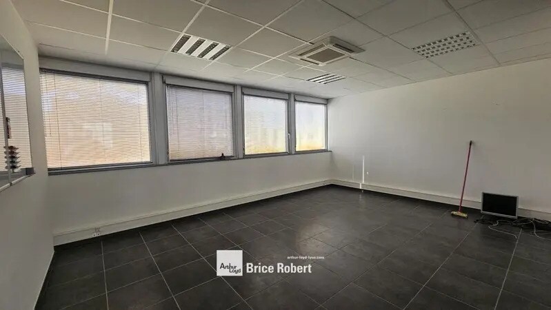 23 Rue Lavoisier, Chassieu to rent - Interior Photo - Image 3 of 3