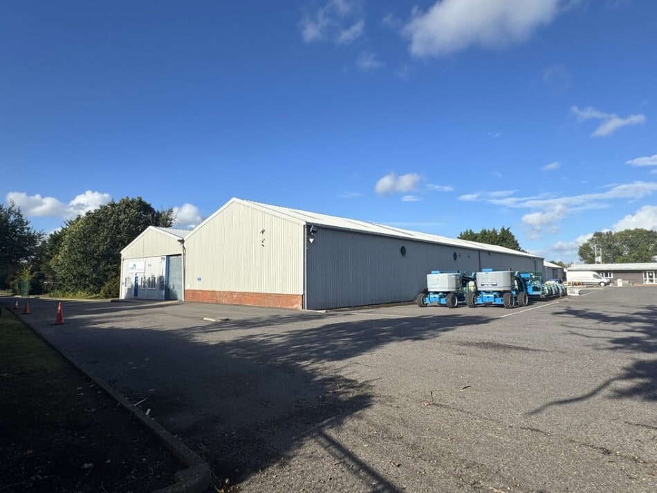 London Rd, Pulborough to rent Primary Photo- Image 1 of 10