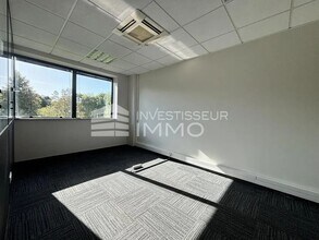 Office in Bry-sur-Marne to rent Interior Photo- Image 1 of 7