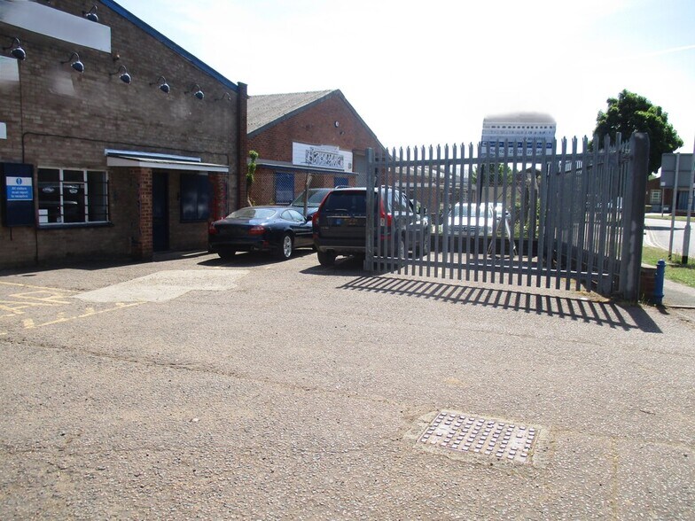 13b Shuttleworth Rd, Bedford to rent - Building Photo - Image 2 of 2