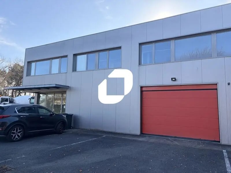 Location Entrepôt 796 m² - Photo 1