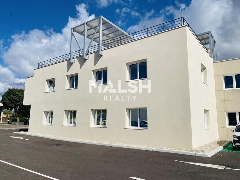 Office in Bron to rent - Building Photo - Image 3 of 21