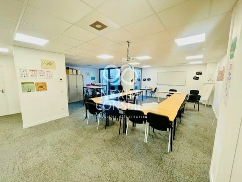 Office in Clichy to rent - Building Photo - Image 1 of 7