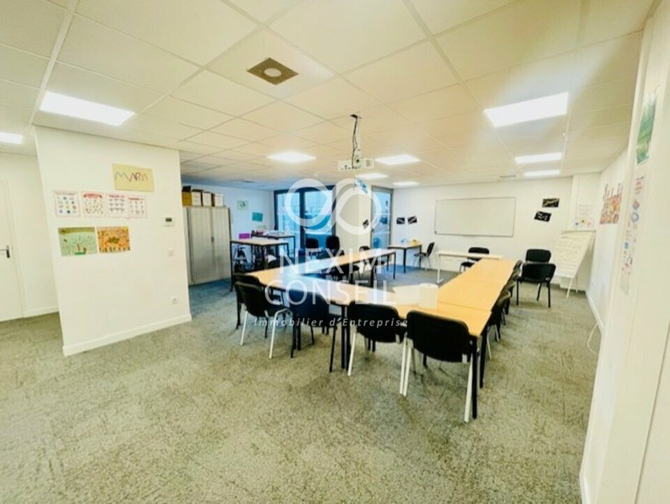 Office in Clichy to rent Building Photo- Image 1 of 8