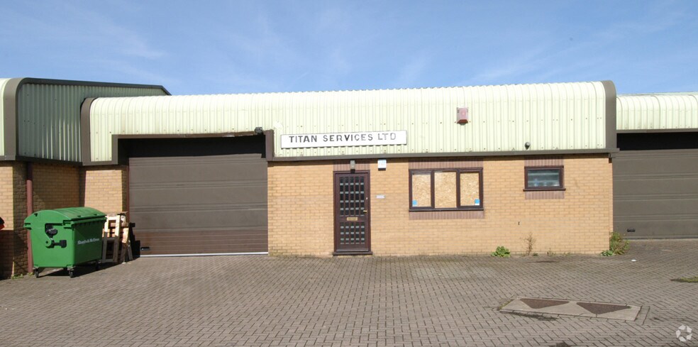 6-8 Henson Clos, Kettering to rent - Primary Photo - Image 1 of 5