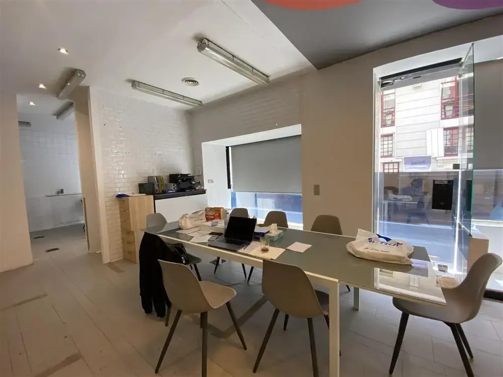 Retail in Paris to rent Interior Photo- Image 1 of 6