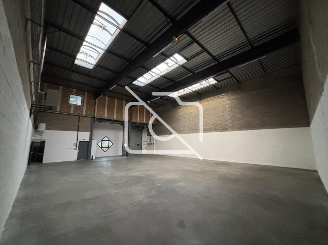 Industrial in Élancourt to rent Interior Photo- Image 1 of 16