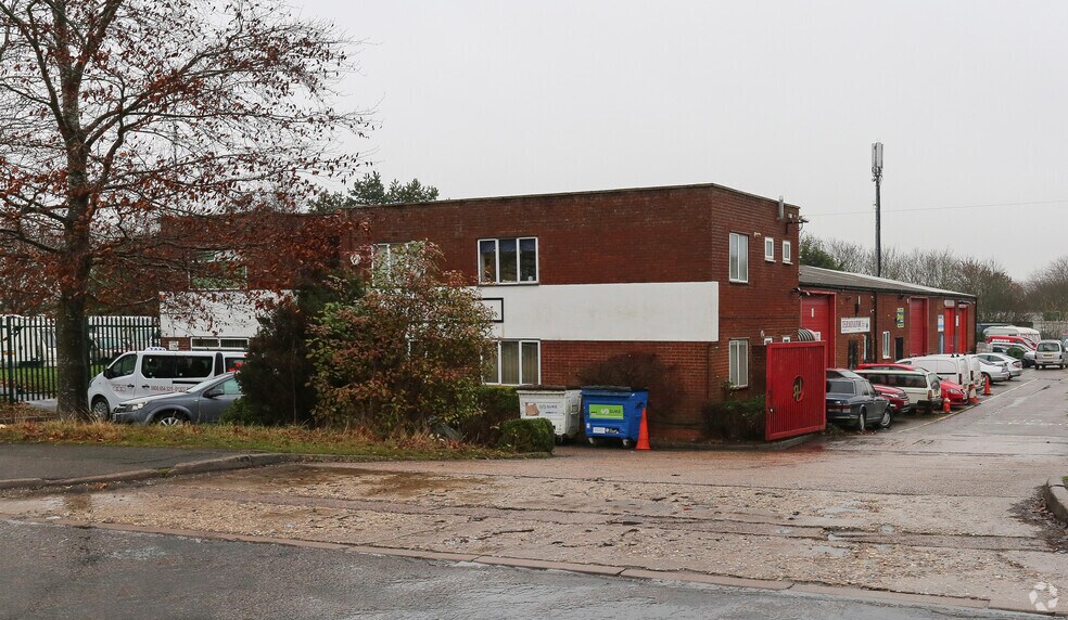 Royal Oak Way N, Daventry for sale - Primary Photo - Image 1 of 1