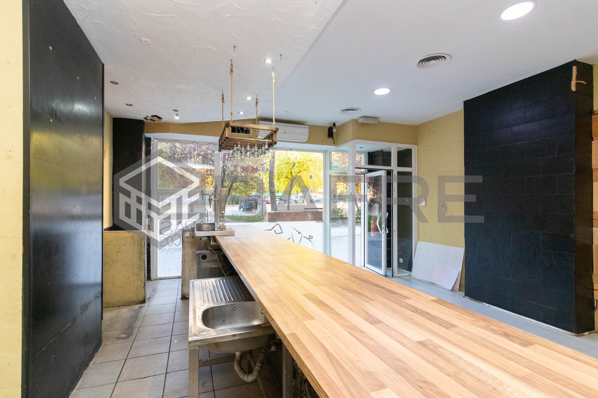 Retail in Madrid, Madrid to rent Interior Photo- Image 1 of 6