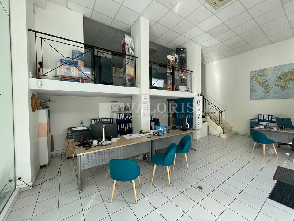 Retail in Lyon to rent Interior Photo- Image 1 of 5