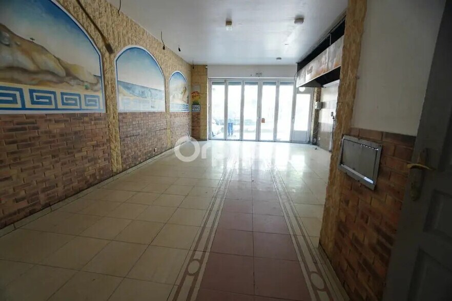 Retail in Dijon to rent - Lobby - Image 3 of 7