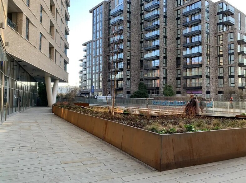 102 Camley St, London to rent - Building Photo - Image 3 of 6