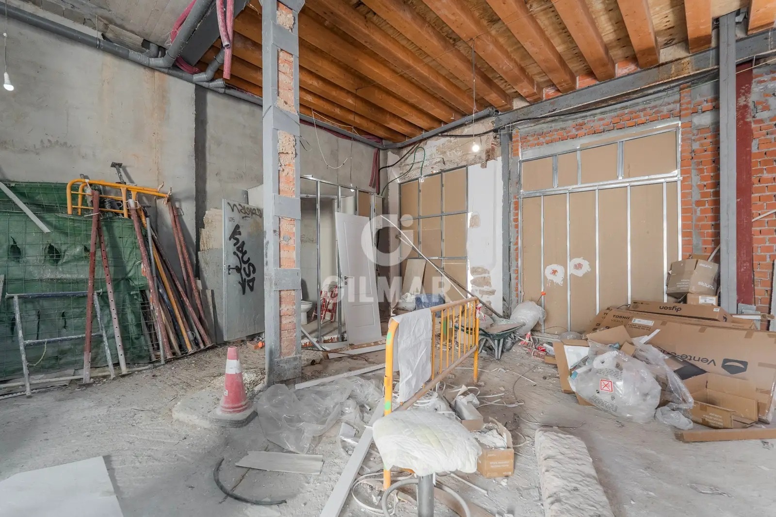 Retail in Alcalá de Henares, Madrid to rent Interior Photo- Image 1 of 3