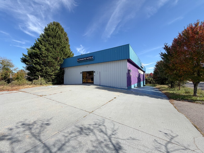 900 W Chapel Rd, Asheville, NC for sale - Building Photo - Image 3 of 35