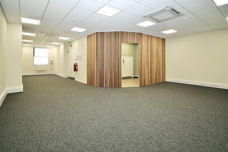 Woodbrook Crescent, Billericay to rent - Interior Photo - Image 2 of 10