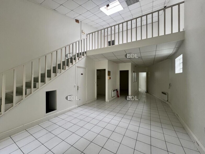 Light Industrial in Saint-Witz to rent - Interior Photo - Image 2 of 15