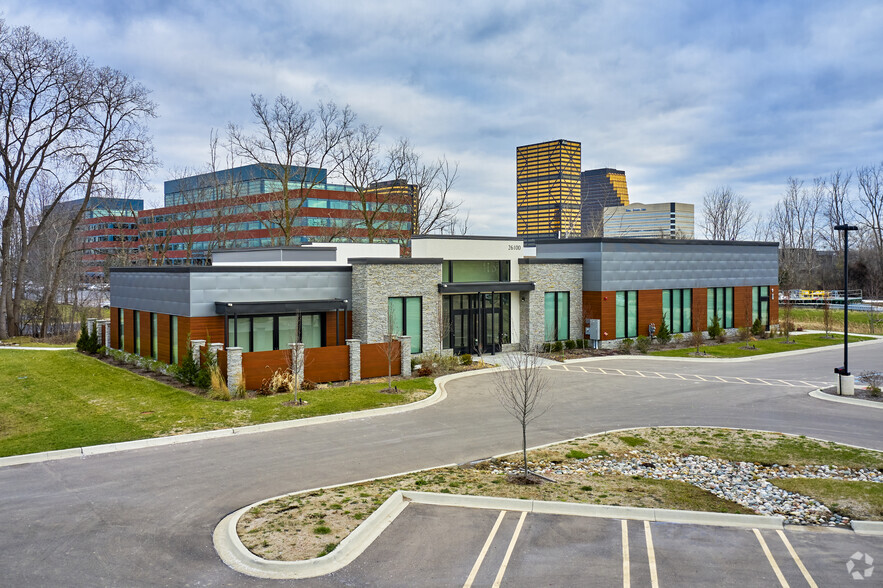 26100 Northwestern Hwy, Southfield, MI for sale - Building Photo - Image 1 of 1