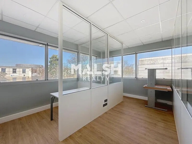 Office in Bron to rent - Interior Photo - Image 1 of 14