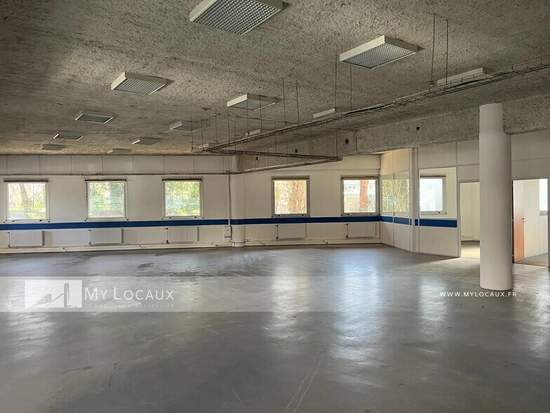 Light Industrial in Nanterre to rent - Interior Photo - Image 3 of 5