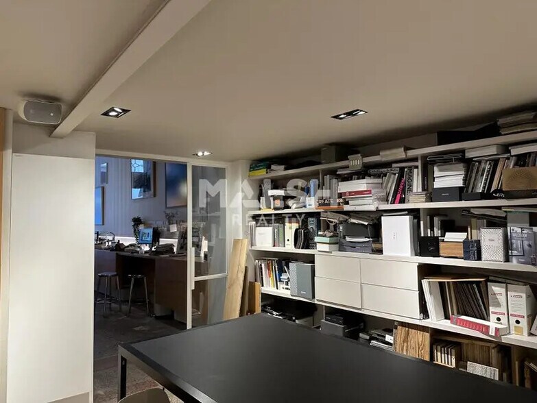 Retail in Lyon to rent - Interior Photo - Image 2 of 5