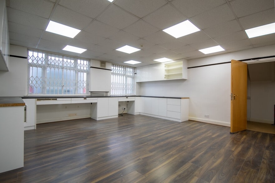 4-6 Wadsworth Rd, Greenford to rent - Interior Photo - Image 2 of 8
