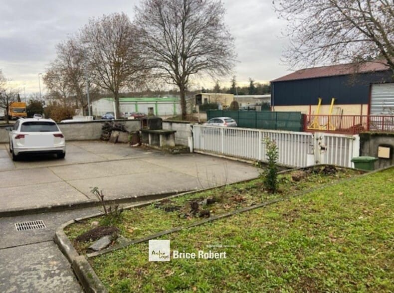 Light Industrial in Saint-Laurent-de-Mure to rent - Building Photo - Image 3 of 5