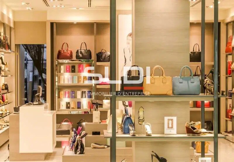 Retail in Lyon to rent Building Photo- Image 1 of 8