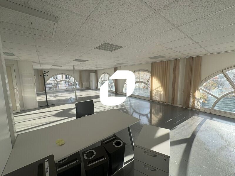 Office in Poissy to rent Interior Photo- Image 1 of 8