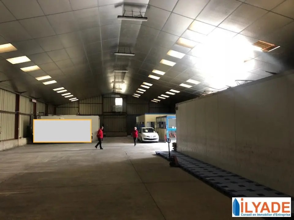 Location Entrepôt 895 m² - Photo 1