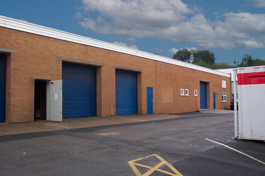 First Ave, Kingswinford to rent - Building Photo - Image 2 of 7