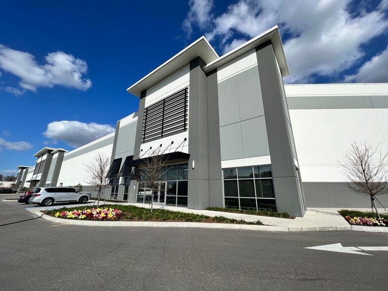 3905 Center Loop, Orlando, FL to rent - Building Photo - Image 2 of 35