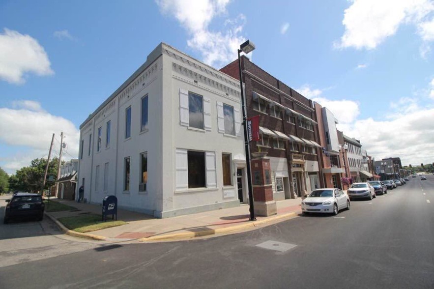 228 W Central Ave, El Dorado, KS for sale - Primary Photo - Image 1 of 1